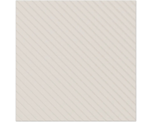 Carreau mural beige carré avec une structure en relief diagonale et un aspect rainuré.