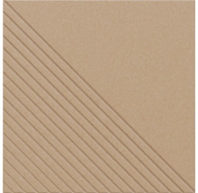 Carreau de sol carré en grès cérame beige avec rainures diagonales sur une moitié et surface lisse sur l'autre.