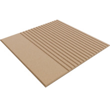 Panneau rectangulaire en fibres de bois avec des rainures fraisées parallèles et un bord lisse.