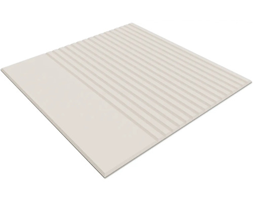Quadratische, hellbeige Fliese aus Keramik mit einer Kombination aus Rillenstruktur und glatter Oberfläche.