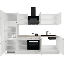 Küchenzeile mit weißen Schränken, Arbeitsplatte in Holzoptik, schwarzem Backofen, Spüle und Dunstabzugshaube. Schränke und Kühlschrank sind geöffnet.