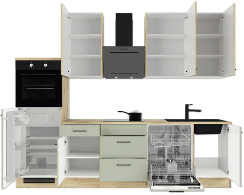 Moderne Einbauküche mit hellgrünen Fronten, Arbeitsplatte in Holzoptik, Einbaubackofen, offenem Geschirrspüler, Kühlschrank und schwarzer Spüle.