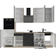 Küchenzeile mit Einbaubackofen, Kühlschrank, Geschirrspüler, Kochfeld, Spüle und Dunstabzugshaube, Fronten in Schwarz und Holzoptik.
