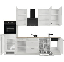 Küchenzeile in Weiß mit hellbrauner Arbeitsplatte, Einbauherd, Dunstabzugshaube, Spülbecken, offenem Kühlschrank und offener Spülmaschine.