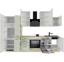Küchenzeile mit Einbaugeräten, hellgrünen Fronten und Arbeitsplatte in Eichenoptik, inklusive Kühlschrank, Backofen und Geschirrspüler.