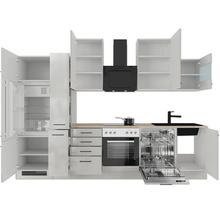 Moderne Küchenzeile mit weißen Schränken, Holzoptik-Arbeitsplatte, Einbaubackofen, Kochfeld, schwarzer Dunstabzugshaube, Spüle und Geschirrspüler.