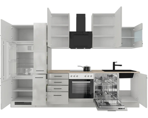 Moderne Küchenzeile mit weißen Schränken, Holzoptik-Arbeitsplatte, Einbaubackofen, Kochfeld, schwarzer Dunstabzugshaube, Spüle und Geschirrspüler.
