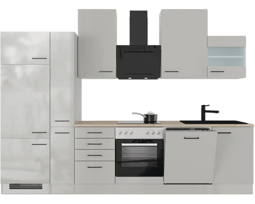 Moderne Einbauküche mit hellen Fronten, dunklen Griffen, Arbeitsplatte in Holzoptik, Backofen, Kochfeld, Dunstabzugshaube, Spüle und Geschirrspüler.