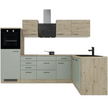 Eckküche in L-Form mit hellgrünen Fronten und Holzdekor, inklusive schwarzem Backofen, Dunstabzugshaube, Spüle und Armatur.