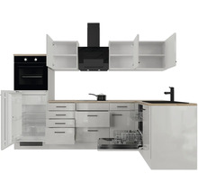 Cuisine moderne en L avec plan de travail aspect bois, four encastré, réfrigérateur, hotte aspirante, plaque de cuisson, évier et lave-vaisselle.