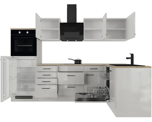 Cuisine moderne en L avec plan de travail aspect bois, four encastré, réfrigérateur, hotte aspirante, plaque de cuisson, évier et lave-vaisselle.