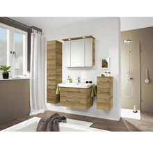 Salle de bains moderne avec ensemble de meubles en aspect chêne, meuble sous-lavabo, armoire de toilette, armoire haute et douche à l'italienne.