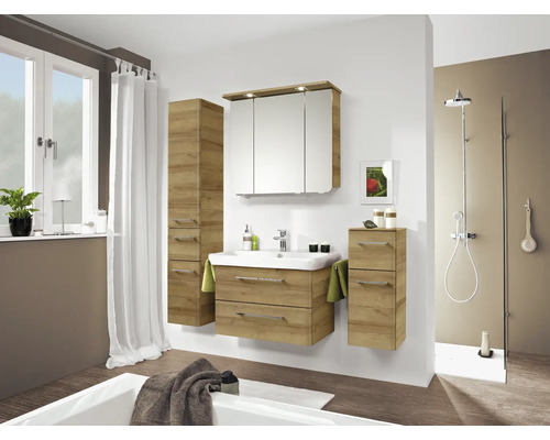 Salle de bains moderne avec ensemble de meubles en aspect chêne, meuble sous-lavabo, armoire de toilette, armoire haute et douche à l'italienne.