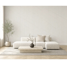Modernes Wunzzëmmer mat Wandpaneelen aus vertikalen Holzlumellen, hellem modularen Sofa, Steincouchtisch an Zimmerplanz.