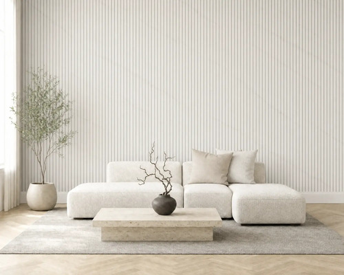 Modernes Wunzzëmmer mat Wandpaneelen aus vertikalen Holzlumellen, hellem modularen Sofa, Steincouchtisch an Zimmerplanz.