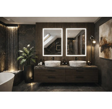 Salle de bains moderne et sombre avec double vasque en bois, deux vasques à poser en marbre, miroirs à LED, carrelage aspect pierre et fontaine.