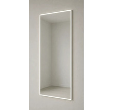 Miroir en pied mural avec éclairage LED intégré sur le cadre.
