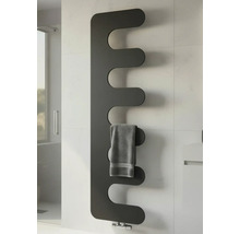 Radiateur design moderne anthracite avec ailettes incurvées, fixé au mur dans une salle de bain, avec une serviette grise.