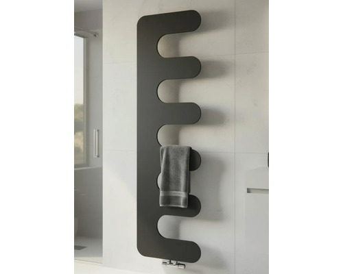 Radiateur design moderne anthracite avec ailettes incurvées, fixé au mur dans une salle de bain, avec une serviette grise.