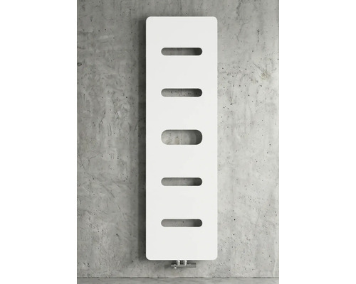 Radiateur design vertical avec cinq ouvertures ovales horizontales pour serviettes, montage mural.