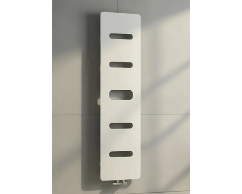 Radiateur design vertical blanc avec cinq ouvertures horizontales.