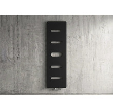 Radiateur vertical moderne noir doté de cinq découpes ovales sur un mur en béton.