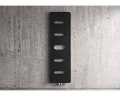 Radiateur vertical moderne noir doté de cinq découpes ovales sur un mur en béton.