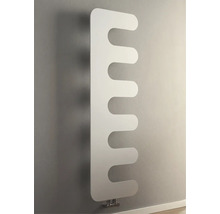 Radiateur design moderne blanc en forme de peigne, monté verticalement au mur.