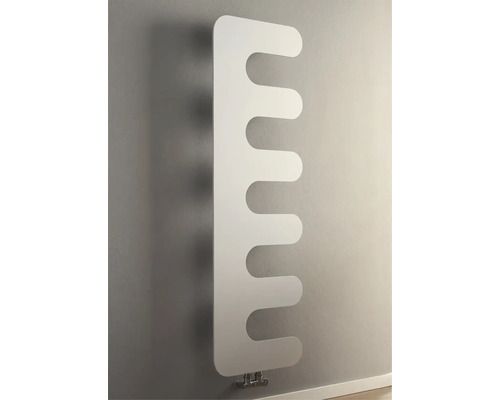 Radiateur design moderne blanc en forme de peigne, monté verticalement au mur.