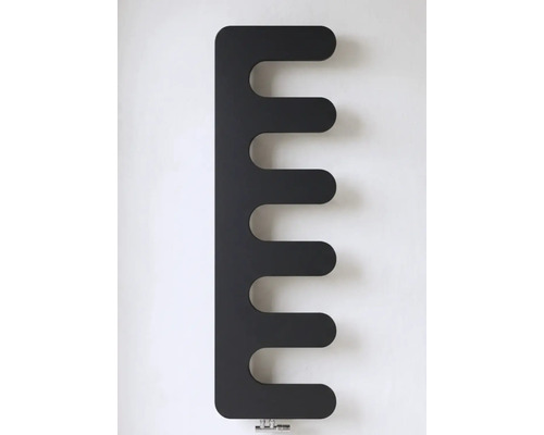 Radiateur design vertical moderne noir avec un profil en forme de peigne et des lamelles horizontales ouvertes sur le côté.