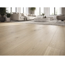Salon moderne avec un revêtement de sol clair imitation bois, un canapé blanc, une table basse en marbre et de grandes fenêtres. Espace lumineux.