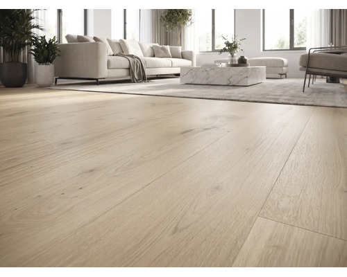 Salon moderne avec un revêtement de sol clair imitation bois, un canapé blanc, une table basse en marbre et de grandes fenêtres. Espace lumineux.