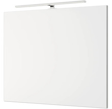 Miroir de salle de bain rectangulaire avec une lampe LED fixée sur le dessus, design moderne.