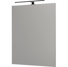 Miroir de salle de bain rectangulaire sans cadre avec un éclairage LED noir étroit monté sur le dessus.