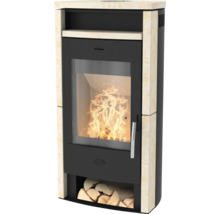 Poêle à bois moderne avec revêtement en pierre naturelle, porte vitrée avec feu et compartiment de rangement pour le bois.