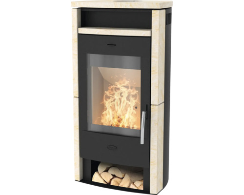Poêle à bois moderne avec revêtement en pierre naturelle, porte vitrée avec feu et compartiment de rangement pour le bois.