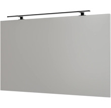 Miroir de salle de bain rectangulaire avec un luminaire noir fin fixé sur le bord supérieur.
