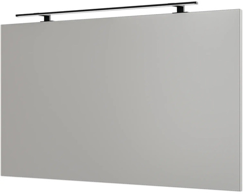 Miroir de salle de bain rectangulaire avec un luminaire noir fin fixé sur le bord supérieur.
