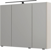 Armoire de toilette à trois portes pour la salle de bains avec éclairage LED intégré sur le dessus.