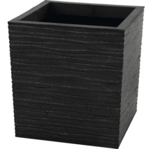 Quadratischer Pflanzkübel mit horizontaler Rillenstruktur aus Verbundmaterial.