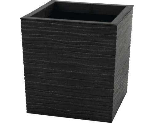 Quadratischer Pflanzkübel mit horizontaler Rillenstruktur aus Verbundmaterial.