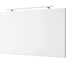 Miroir de salle de bain rectangulaire avec un éclairage LED intégré mince sur le dessus.