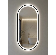 Miroir de salle de bain ovale avec cadre noir et éclairage LED. Le reflet montre une salle de bain moderne et lumineuse avec un mur en marbre.