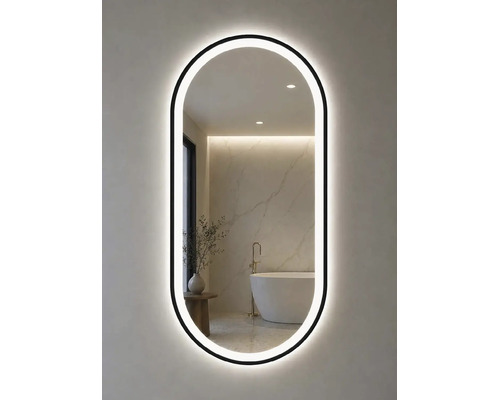 Miroir de salle de bain ovale avec cadre noir et éclairage LED. Le reflet montre une salle de bain moderne et lumineuse avec un mur en marbre.