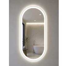 Miroir de salle de bain ovale avec éclairage LED périphérique, reflétant une salle de bain moderne et lumineuse avec baignoire en îlot.