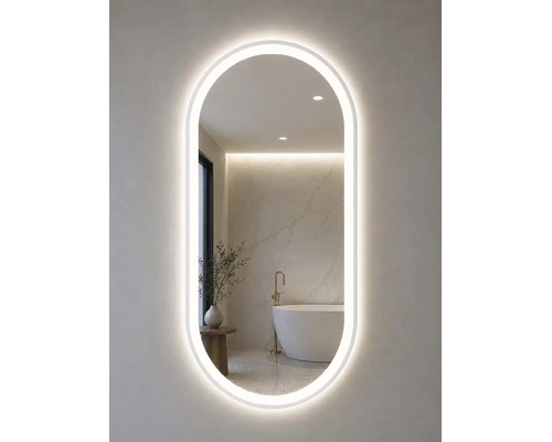 Miroir de salle de bain ovale avec éclairage LED périphérique, reflétant une salle de bain moderne et lumineuse avec baignoire en îlot.
