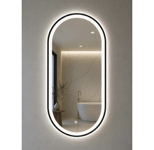 Miroir de salle de bain LED ovale avec cadre noir et capteur tactile. Le reflet montre une salle de bain moderne et lumineuse avec baignoire.