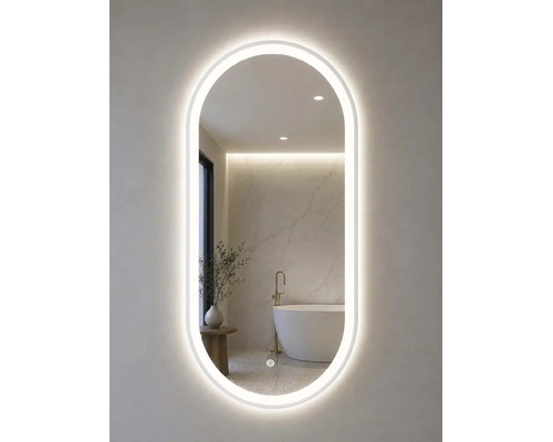 Miroir de salle de bains ovale avec éclairage LED périphérique dans une salle de bains moderne avec baignoire en îlot.
