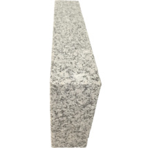 Longue bordure en granit avec surface structurée pour l'aménagement de jardins et d'espaces verts.