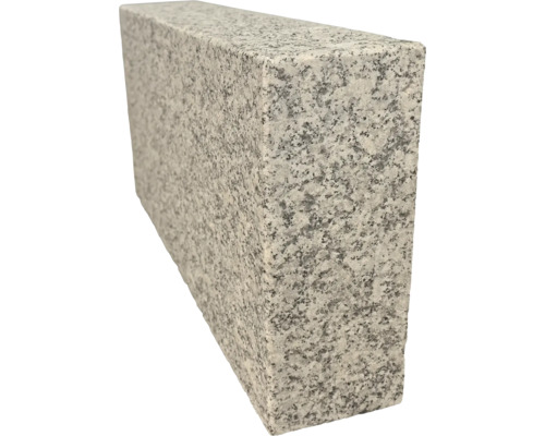 Pierre de granit rectangulaire avec surface naturelle pour jardin et aménagement paysager.